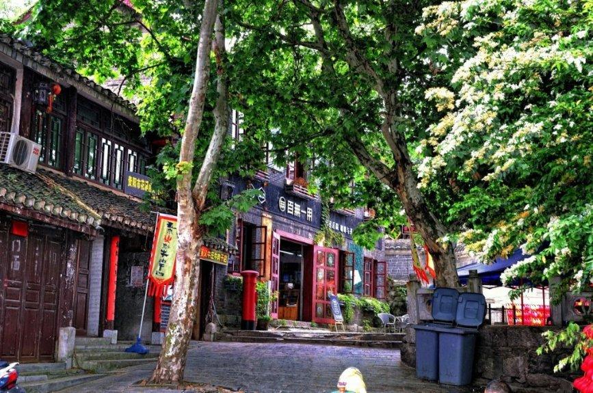 武冈市邓家铺镇石龙兴村，村民在进行滩里水龙灯表演彩排
