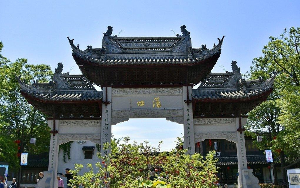 辛芷蕾发了和花少团每个人的合照，从她身上学到了羽绒服显瘦大法