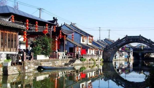 牟中珩逃出济南后，托人搞到了路条，借到了几万元路费，逃往青岛